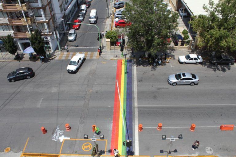 Por un gobierno abierto e inclusivo, pintan en pasos peatonales la bandera LGBT+