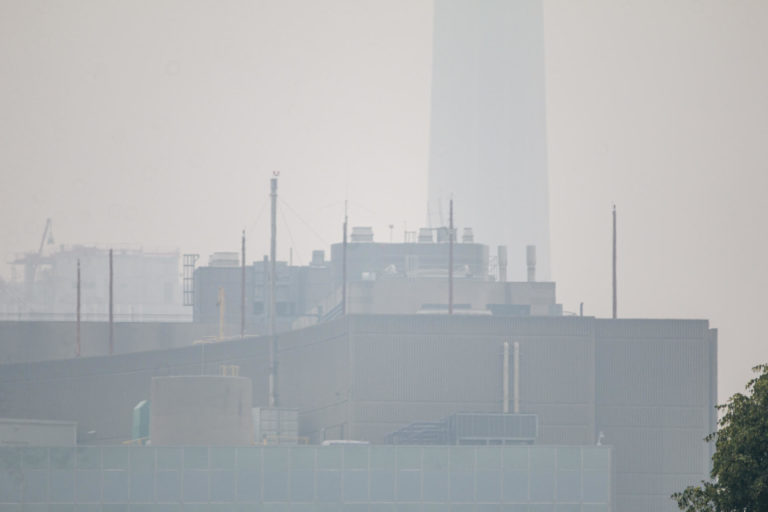 El humo de los incendios canadienses obliga a los habitantes de Toronto a quedarse en casa El humo de los incendios canadienses obliga a los habitantes de Toronto a quedarse en casa