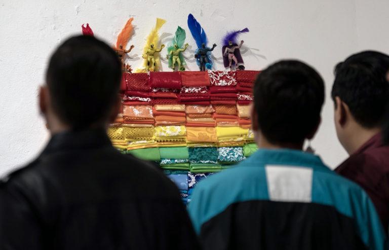 Exposición “Detrás del arcoíris” reivindica a la comunidad LGBT en el norte de México Exposición “Detrás del arcoíris” reivindica a la comunidad LGBT en el norte de México