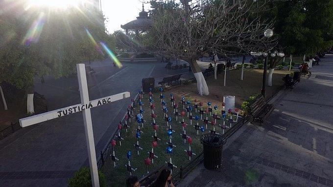 Recolocan frente a la Corte las cruces en memoria de la Guardería ABC Recolocan frente a la Corte las cruces en memoria de la Guardería ABC