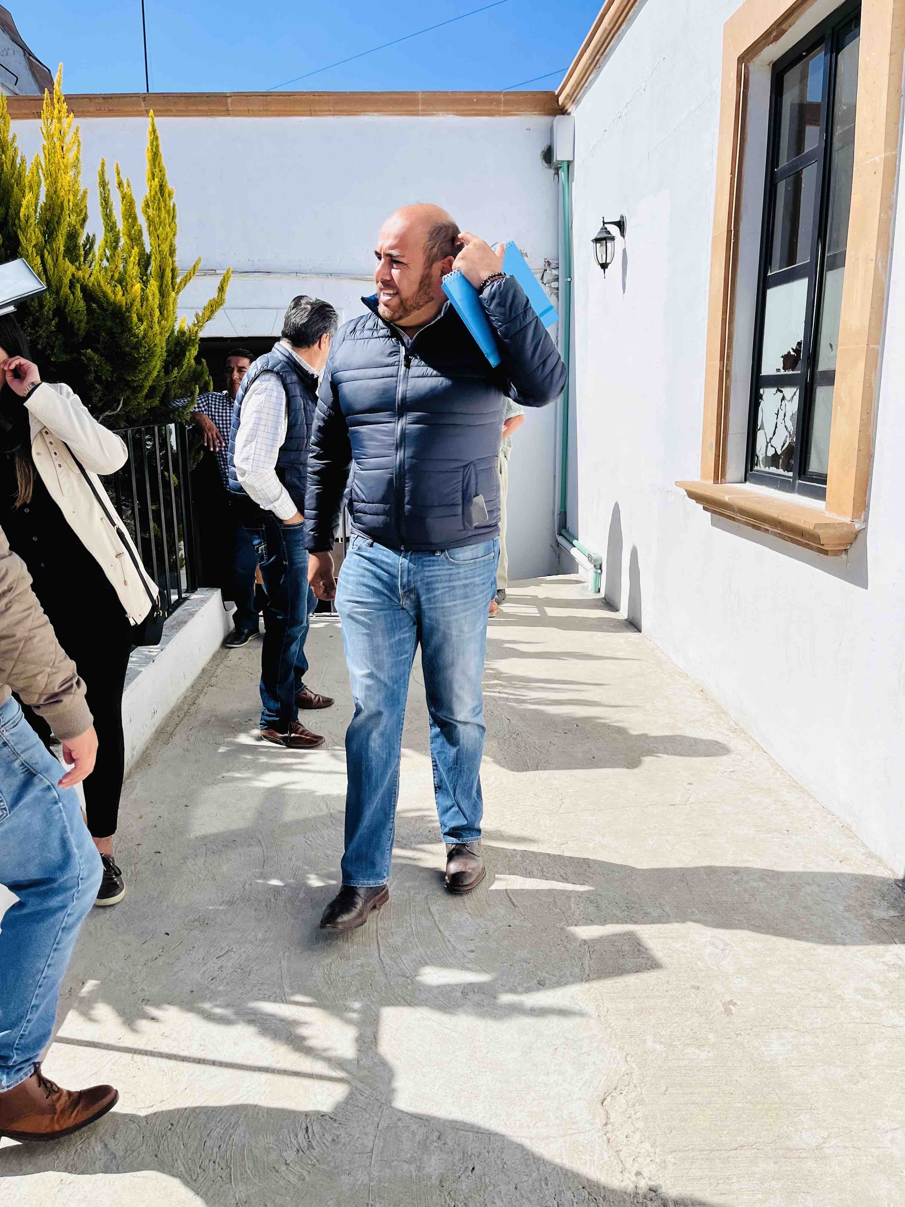 Roban vehículo oficial afuera de la casa del presidente Roban vehículo oficial afuera de la casa del presidente