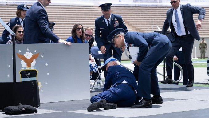 Biden tropieza y cae en ceremonia de graduación de la Fuerza Aérea Biden tropieza y cae en ceremonia de graduación de la Fuerza Aérea