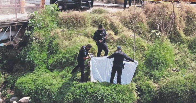 Camioneta se proyecta a canal de aguas negras y mueren papá e hija Camioneta se proyecta a canal de aguas negras y mueren papá e hija