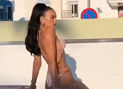 Dua Lipa luce bikini rosado al puro estilo Barbie Dua Lipa luce bikini rosado al puro estilo Barbie
