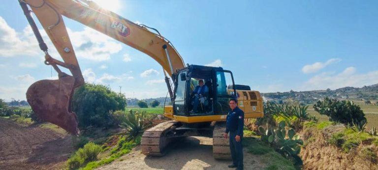 Con recursos propios, adquiere Cuautepec excavadora hidraúlica