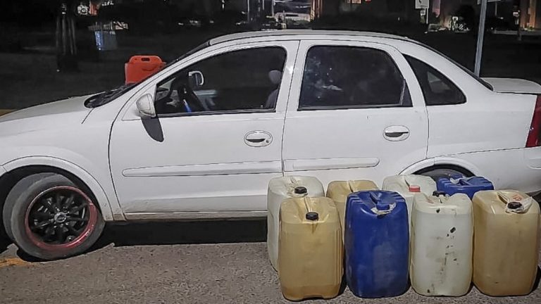 Conductor fue detenido con garrafones llenos de hidrocarburo Conductor fue detenido con garrafones llenos de hidrocarburo