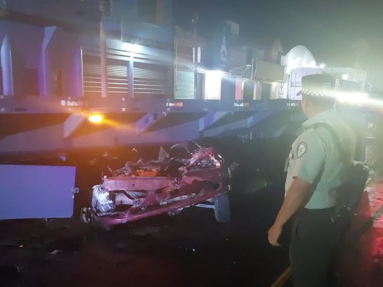Deja una persona sin vida choque entre tráiler y auto Deja una persona sin vida choque entre tráiler y auto