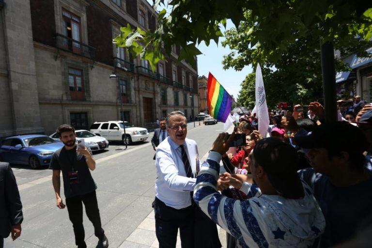 Ebrard llega a Palacio Nacional para entregar su renuncia Ebrard llega a Palacio Nacional para entregar su renuncia