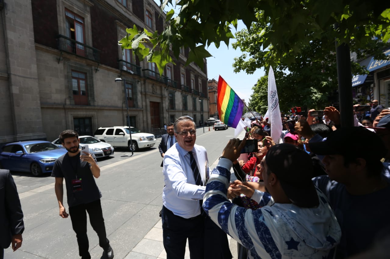 Ebrard llega a Palacio Nacional para entregar su renuncia