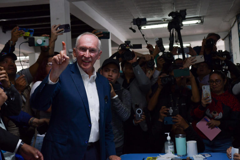 El exdiplomático Mulet vota en Guatemala a la espera de avanzar a la segunda vuelta El exdiplomático Mulet vota en Guatemala a la espera de avanzar a la segunda vuelta