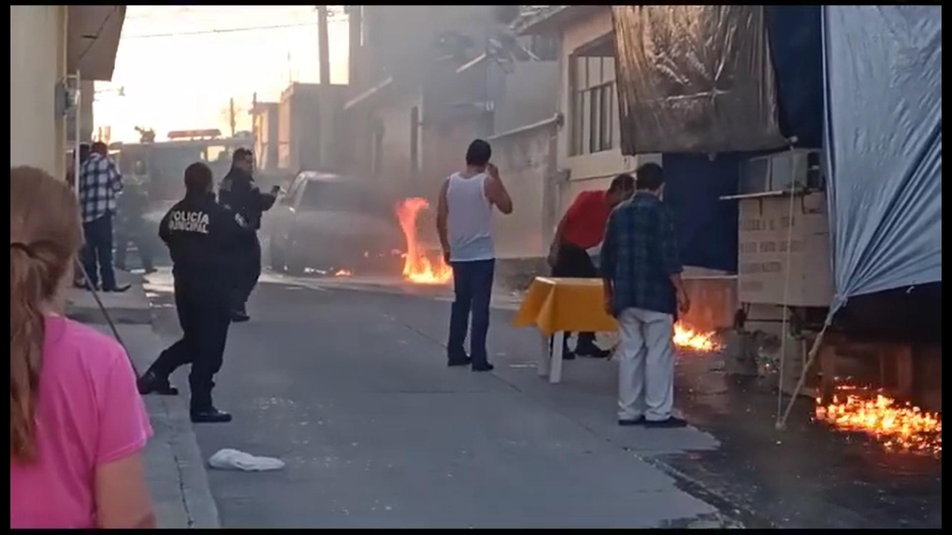 En Tula le prendieron lumbre a una camioneta; las llamas se propagaban