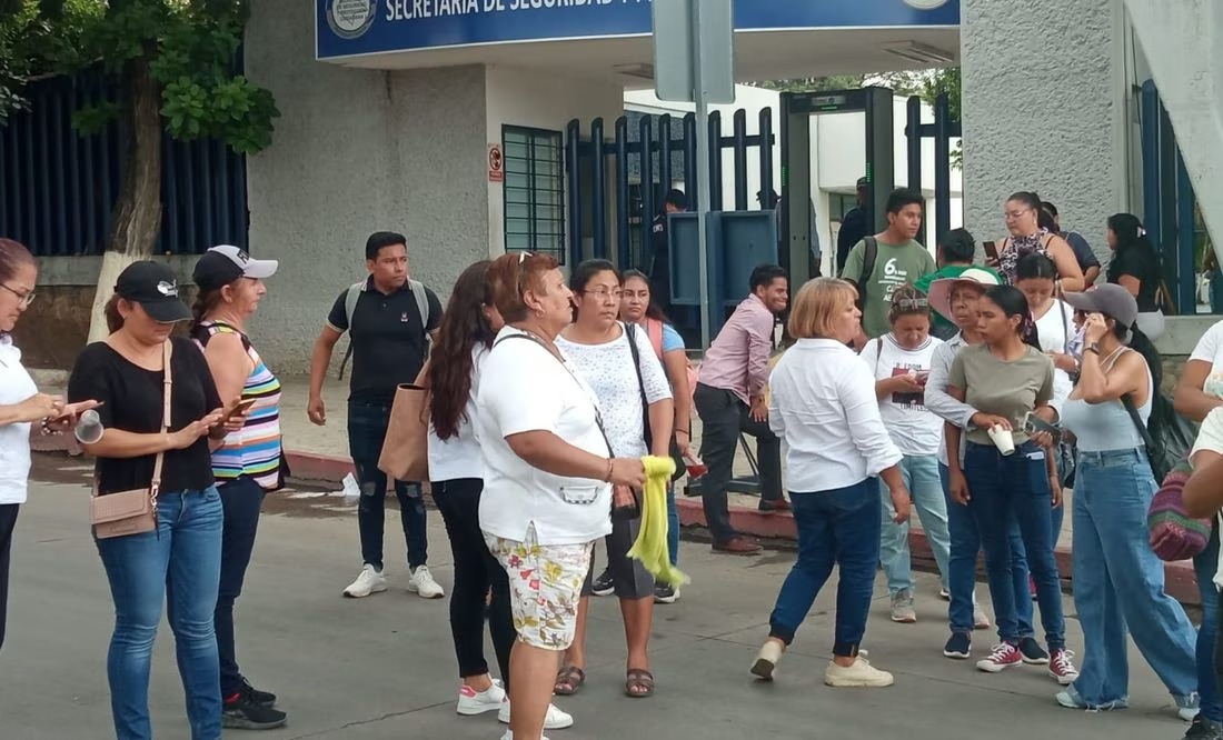 Familiares de los 16 secuestrados bloquean carretera