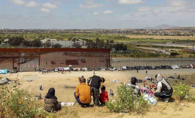 Cada migrante mexicano pagó a coyotes 7 mil dólares para pasar a EU Cada migrante mexicano pagó a coyotes 7 mil dólares para pasar a EU