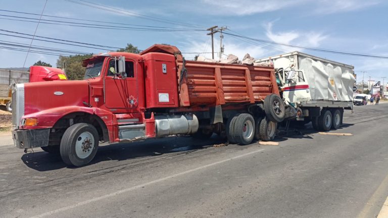 Muere conductor tras impactar a otro camión en bajada de San José Muere conductor tras impactar a otro camión en bajada de San José