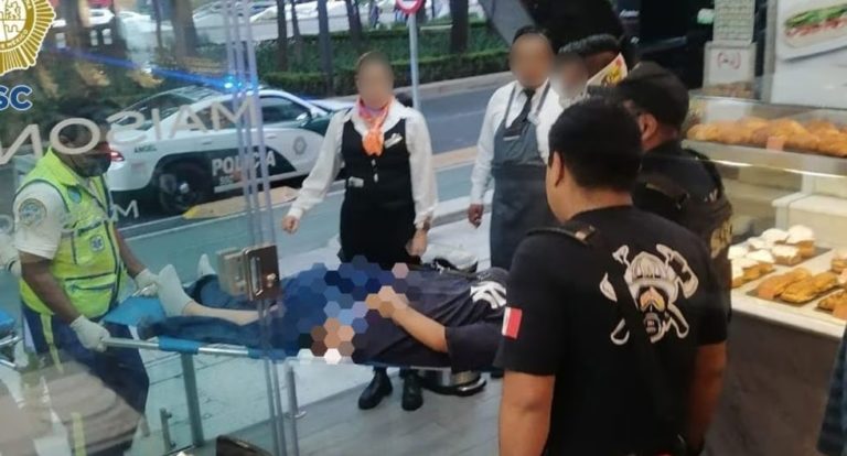 Mujer da a luz a una bebé en el baño de restaurante Mujer da a luz a una bebé en el baño de restaurante
