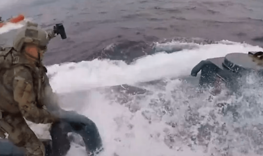 Difunden video de guardacostas de EU que interceptó narcosubmarino