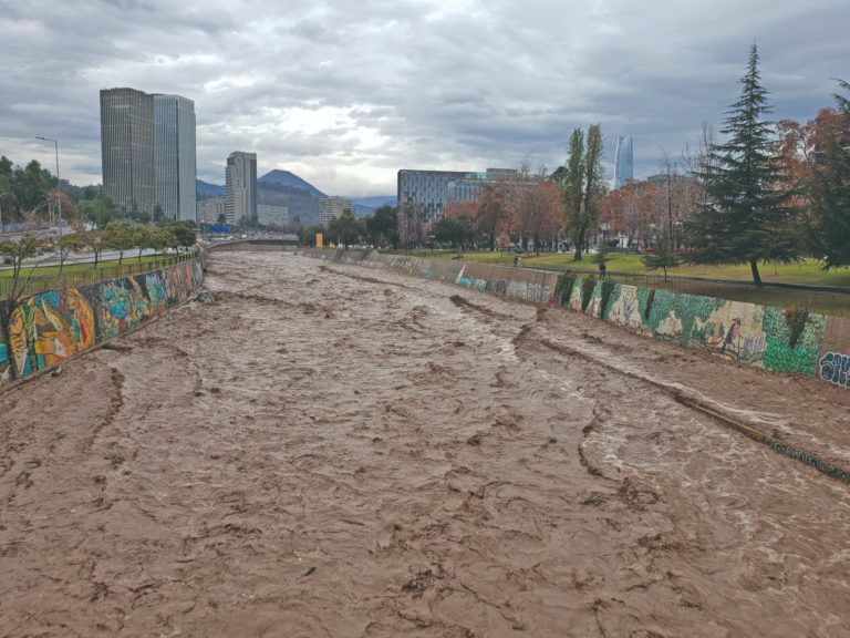Miles de chilenos aislados por lluvias torrenciales Miles de chilenos aislados por lluvias torrenciales