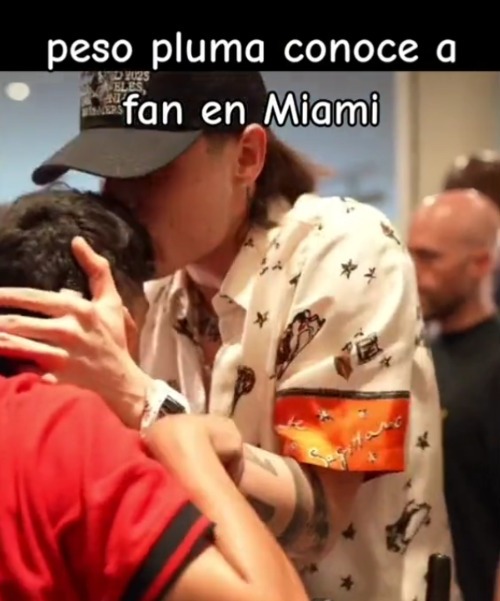 Peso Pluma conoce a fan en Miami y lo recibe con un gesto conmovedor