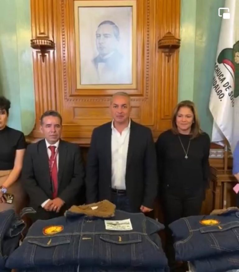 Entregan paquetes de uniformes a personal sindicalizado Entregan paquetes de uniformes a personal sindicalizado