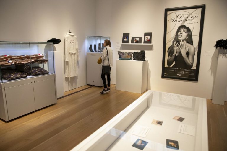 Salen a la venta fotos, pinturas y ropa de la reina de la música disco Donna Summer Salen a la venta fotos, pinturas y ropa de la reina de la música disco Donna Summer