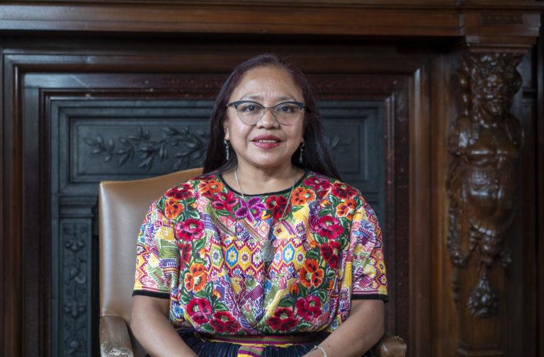 Tres defensoras de los derechos indígenas reciben el Premio Bartolomé de las Casas Tres defensoras de los derechos indígenas reciben el Premio Bartolomé de las Casas