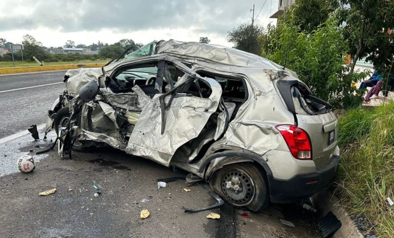Brutal choque con un poste, muere la conductora de un auto Brutal choque con un poste, muere la conductora de un auto