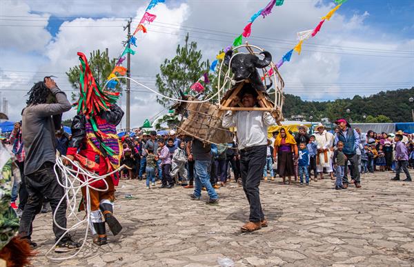 Pueblos mayas tzotziles invocan lluvias en temporada de sequía en el sur de México