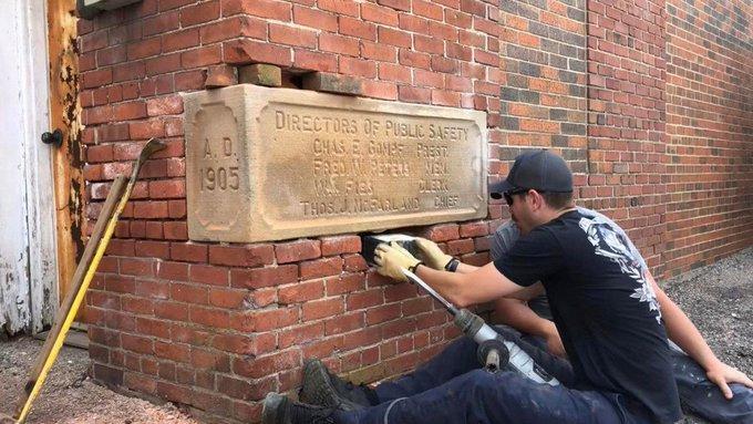 Bomberos hallan cápsula del tiempo de hace 118 años en Ohio