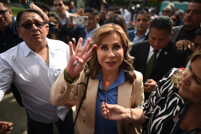 <strong>Exprimera dama emite su voto en Guatemala y denuncia anomalías en las elecciones</strong> <strong>Exprimera dama emite su voto en Guatemala y denuncia anomalías en las elecciones</strong>