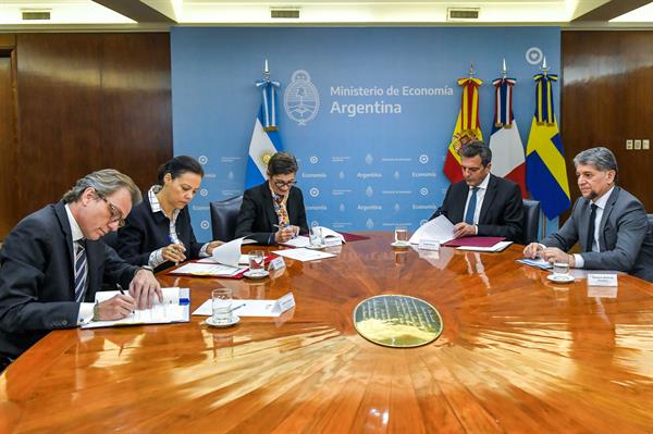 Argentina suscribe acuerdos con España, Francia y Suecia para refinanciación de deuda Argentina suscribe acuerdos con España, Francia y Suecia para refinanciación de deuda