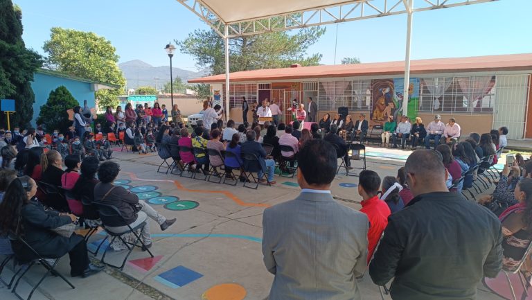 Titular de la SEPH, entrega apoyos a escuelas del Altiplano