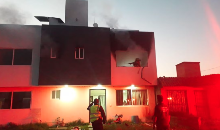 Hombre incendia casa con sus 3 hijos dentro en Edomex Hombre incendia casa con sus 3 hijos dentro en Edomex