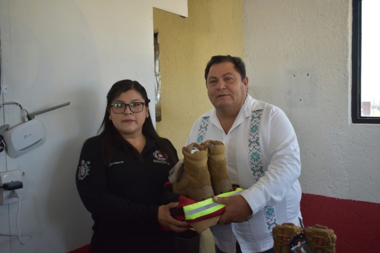 Dotan de uniformes a elementos de Protección Civil de Emiliano Zapata Dotan de uniformes a elementos de Protección Civil de Emiliano Zapata