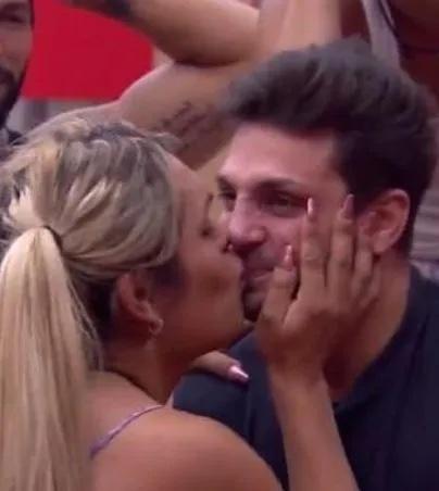 Con beso, Wendy y Nicola causan furor en “La Casa de los Famosos”