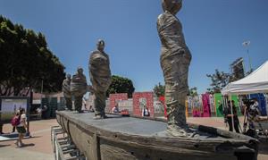 La escultura de cuatro migrantes en una balsa reivindica derechos en la frontera de México La escultura de cuatro migrantes en una balsa reivindica derechos en la frontera de México