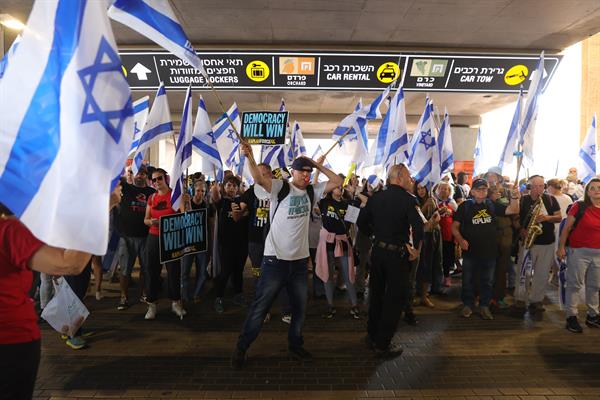 Ambiente de desobediencia civil en protesta contra reforma judicial en aeropuerto israelí Ambiente de desobediencia civil en protesta contra reforma judicial en aeropuerto israelí
