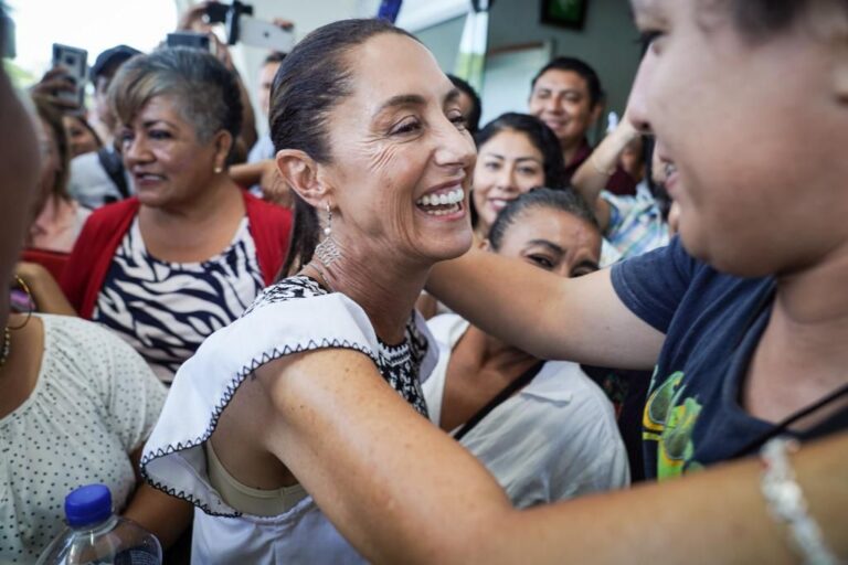 Claudia Sheinbaum se reúne con artistas, líderes sindicales y ambientalistas de Ciudad del Carmen Claudia Sheinbaum se reúne con artistas, líderes sindicales y ambientalistas de Ciudad del Carmen