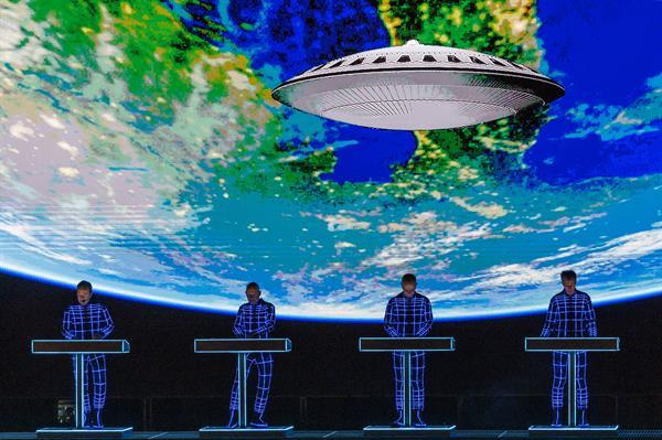 Kraftwerk enchufa el escenario natural de Lanuza a la electrónica más pura