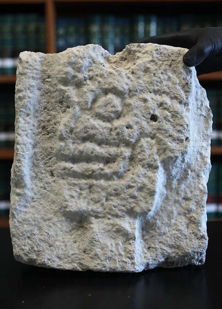 México recupera desde Alemania un relieve tallado en roca de estilo maya México recupera desde Alemania un relieve tallado en roca de estilo maya