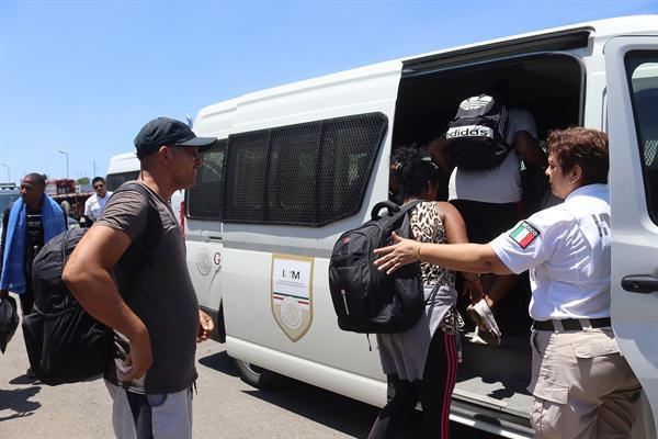 Autoridades hallan a 148 migrantes hacinados en un tráiler en el este de México Autoridades hallan a 148 migrantes hacinados en un tráiler en el este de México