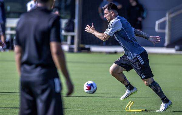 Messi y Busquets, sonrientes en el primer entrenamiento con el Inter Miami Messi y Busquets, sonrientes en el primer entrenamiento con el Inter Miami
