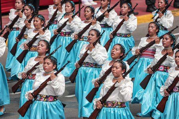 Miles de peruanos reciben el desfile cívico militar que celebra la independencia del país Miles de peruanos reciben el desfile cívico militar que celebra la independencia del país