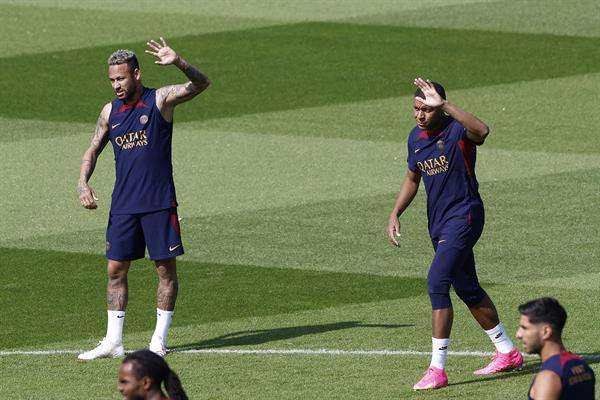 Mbappé se entrena sonriente junto a Neymar en la víspera de primer choque de pretemporada