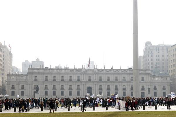 Profesores se manifiestan en Chile por mejoras laborales y dan ultimátum al Gobierno