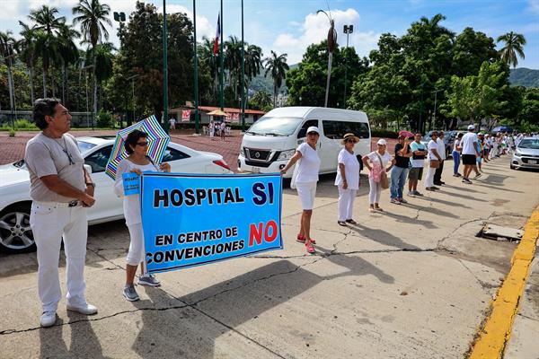 Cientos de personas protestan contra un nuevo hospital en el balneario mexicano de Acapulco