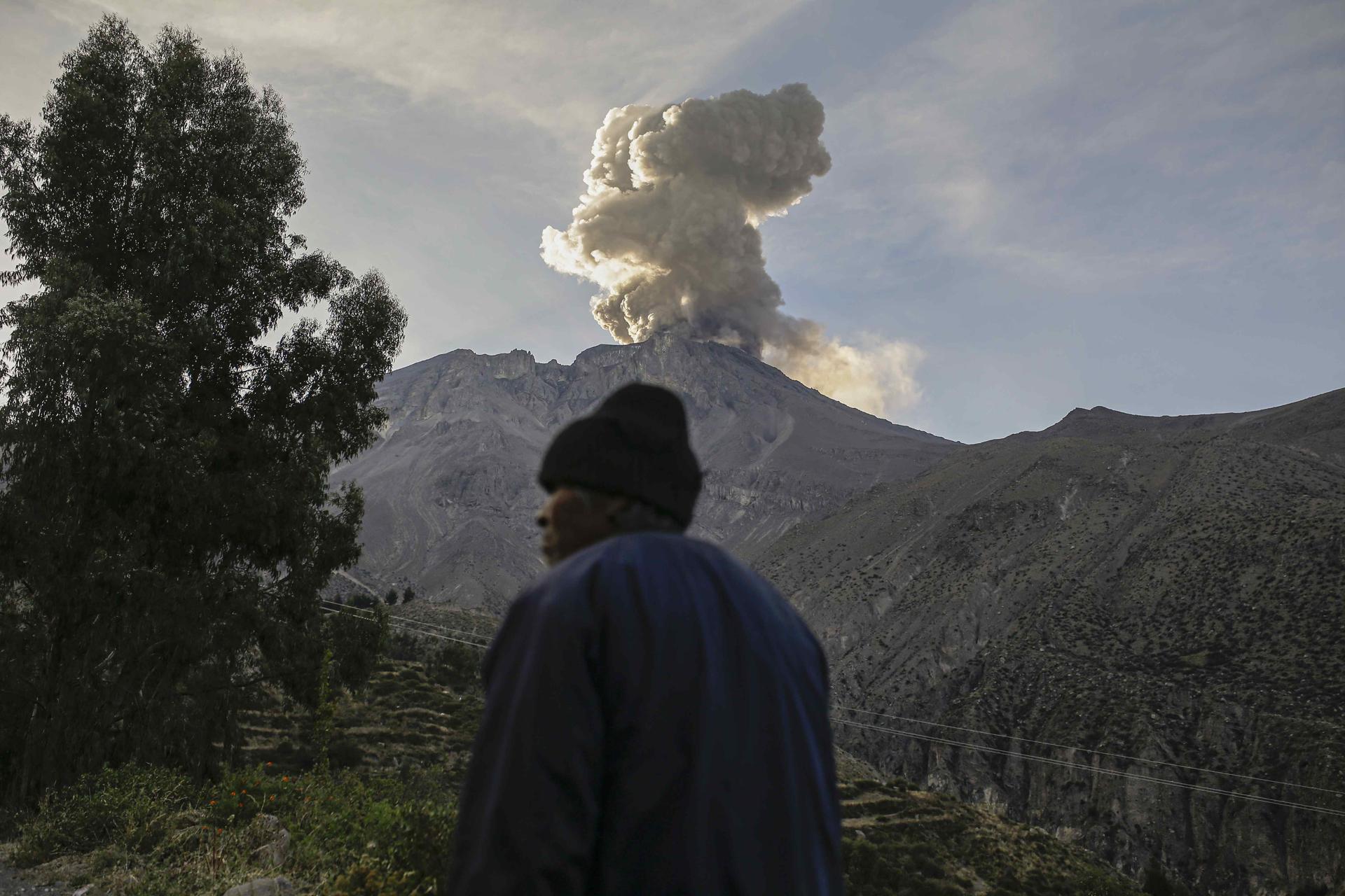 Perú aplicará un plan de contingencia por la actividad del volcán Ubinas