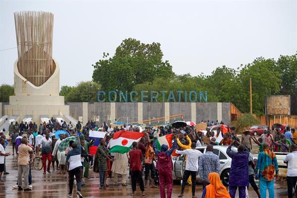 Miles de personas participan en Niamey en una marcha en apoyo al golpe de Estado Miles de personas participan en Niamey en una marcha en apoyo al golpe de Estado