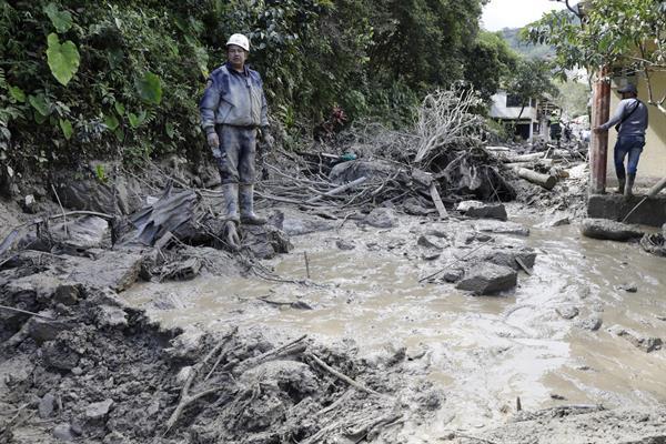 Más de 100 familias evacuadas de zona donde una avalancha mató a 21 personas en Colombia Más de 100 familias evacuadas de zona donde una avalancha mató a 21 personas en Colombia