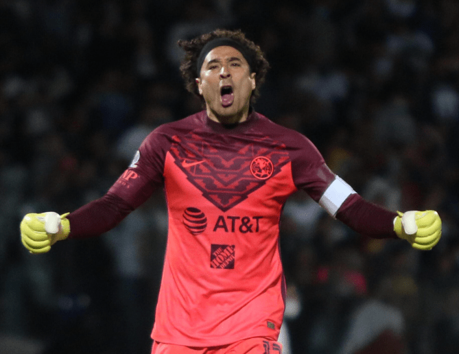 El abrazo entre Guillermo Ochoa y Santiago Giménez