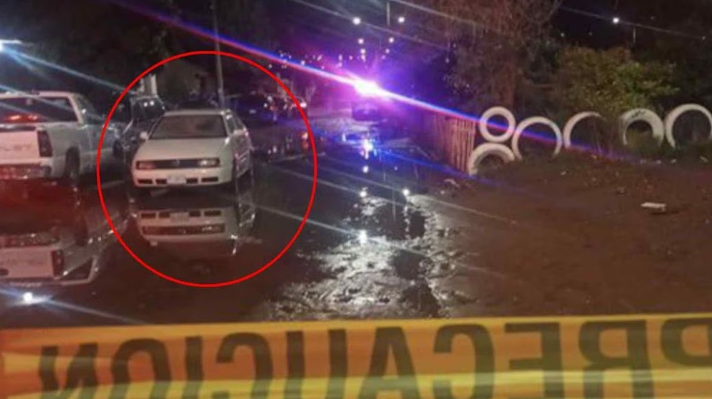 Muere familia en automóvil tras quedar atrapados Muere familia en automóvil tras quedar atrapados